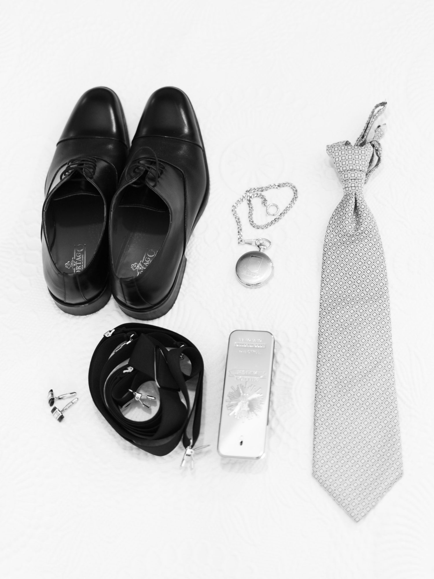 Zapatos, corbata, tirantes y reloj